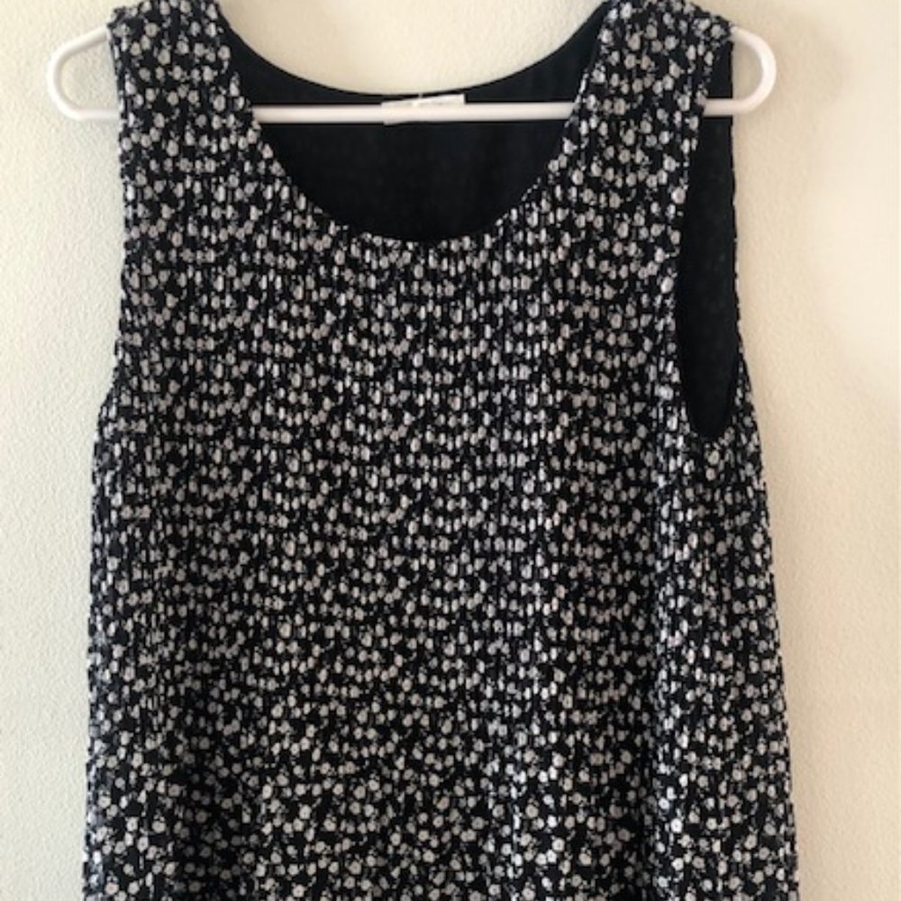 PLEIONE SLEEVLESS PLEATED BLACK AND WHITE BLOUSE